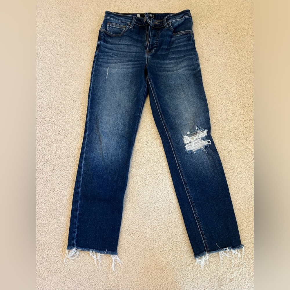 Kut from the Kloth Rachel jeans size 0. Inseam is 25 inches. Rise 10.5 inches.